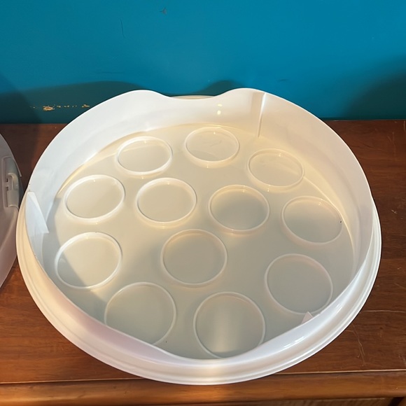 Cake Round Carrier With Lid Cover And Handles - Picture 2 of 3